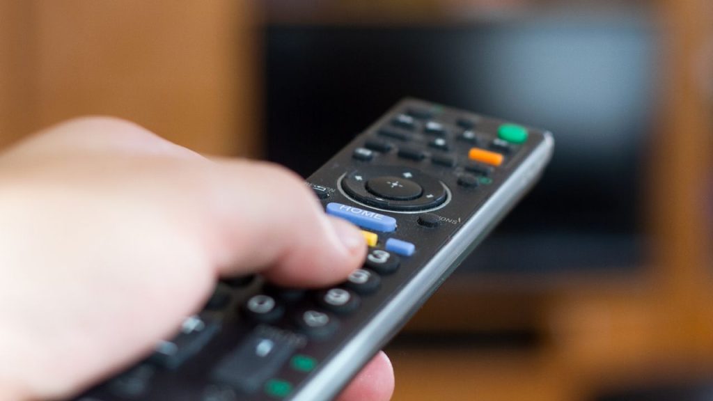 Oto metoda techników na włączenie telewizora i dekodera za pomocą